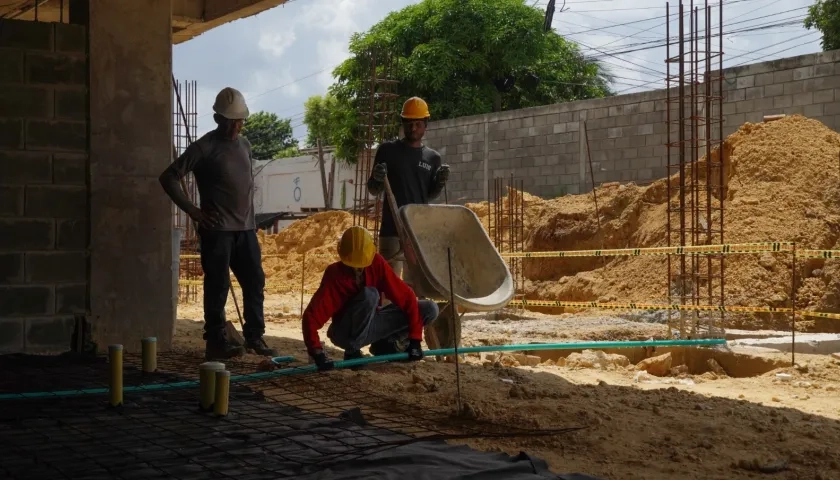 Obreros llevando a cabo las obras de remodelación de la IED Carrizal.