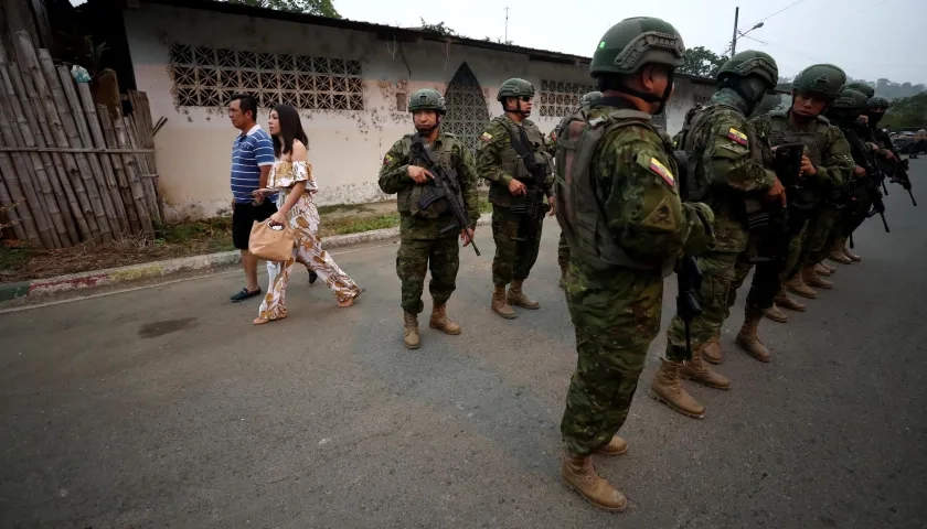 Soldados desplegados frente al colegio electoral en Canuto, provincia de Manabí, Ecuador