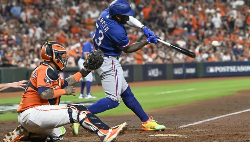 Adolis García conecta el lanzamiento de Ryne Stanek osea sacarla con las bases llenas en el noveno inning. 