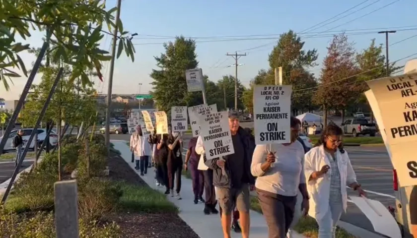 Trabajadores de la salud protestando en las calles.