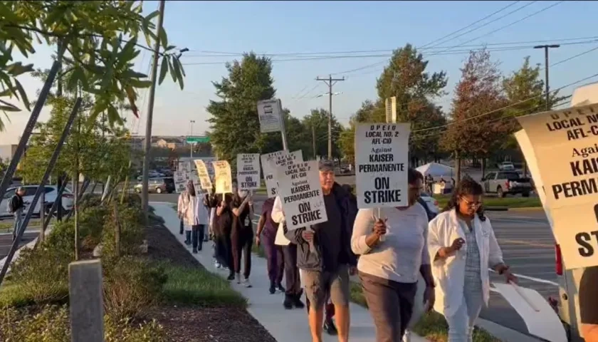 Trabajadores de la salud protestando en las calles.