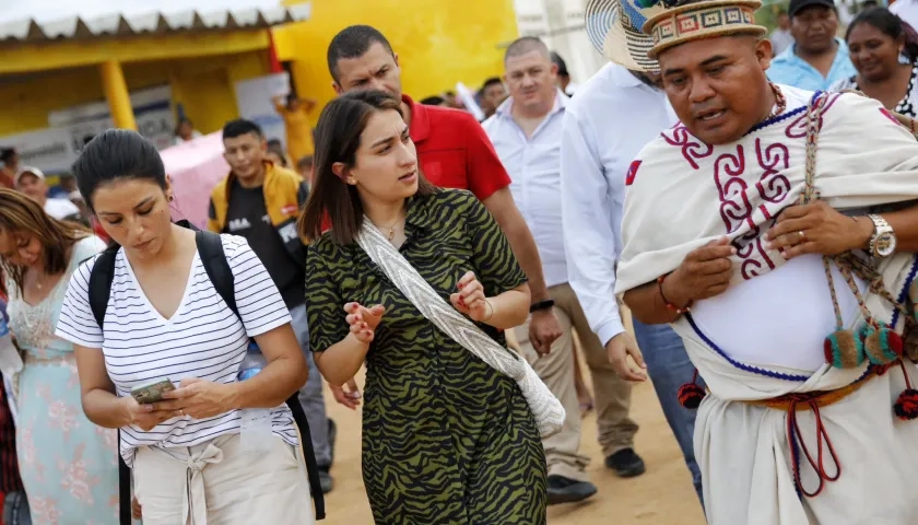 Laura Sarabia, directora del DPS, el lunes en La Guajira en donde entregó 2.000 kits alimenticios a familias wayúu