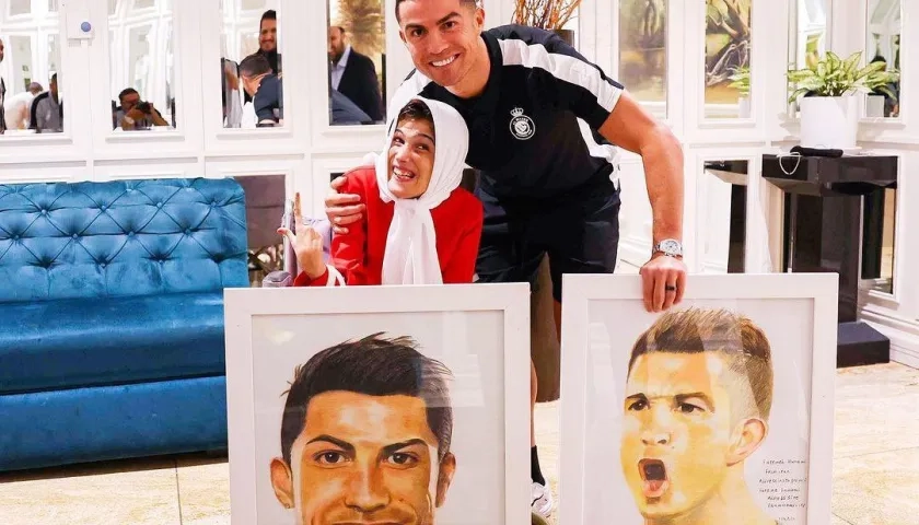 Cristiano Ronaldo abrazando a la pintora Fatemeh Hamami.