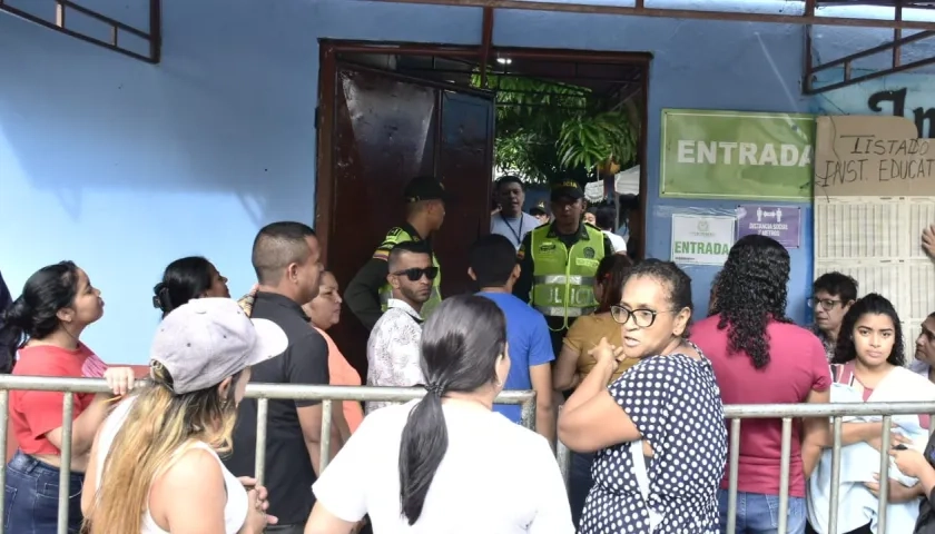 Oficiales de Policía en la entrada del Colegio Noroccidental sede Villa Muvdi.