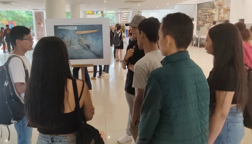 Un grupo de jóvenes viendo una de las obras exhibidas.