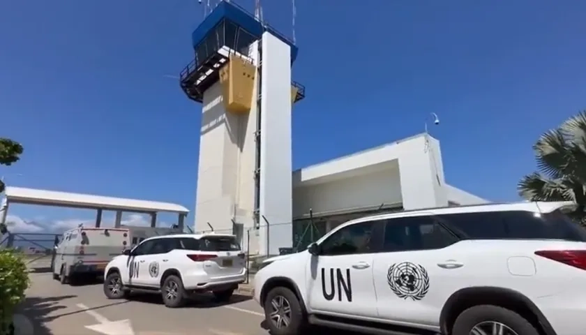 El camión de valores que aparece junto a las dos camionetas de la ONU.
