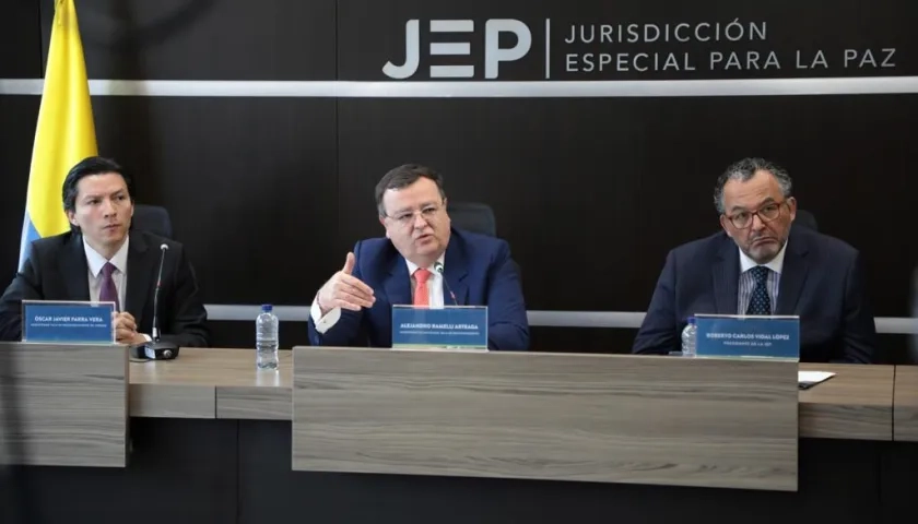 Alejandro Ramelli Arteaga (centro), de la Jurisdicción Especial para la Paz (JEP).