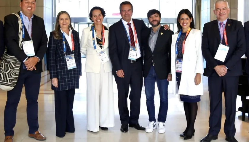 El Alcalde de Barranquilla, el presidente de Panam Sports, la Ministra de Deportes Astrid Rodríguez, el presidente del COC Ciro Solano, e integrantes de la delegación