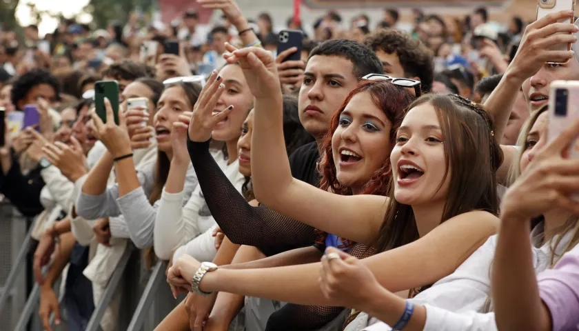 Asistentes disfrutando del concierto en el Parque Simón Bolívar.