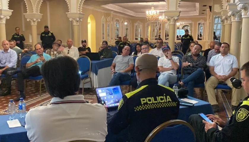 Reunión de la Policía con los comerciantes y líderes en el Hotel El Prado. 