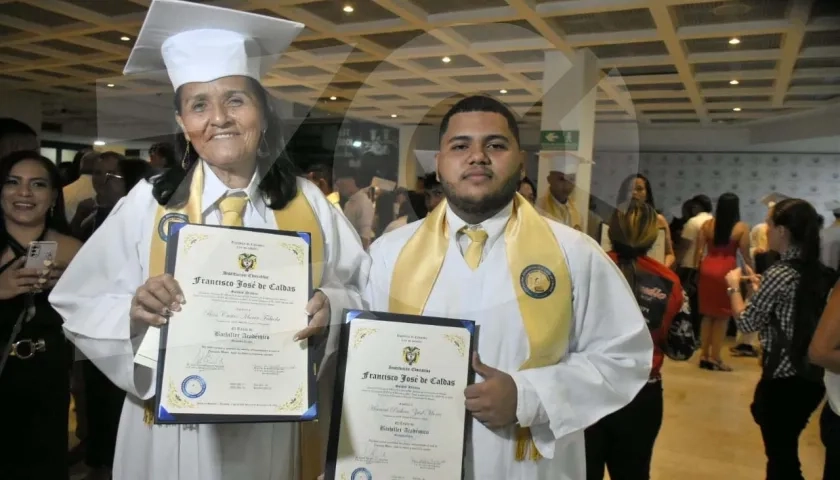 María Fabiola Ríos Castro, de 70 años, y su nieto Said Munir Herrera, de 18, con la toga, el birrete y el diploma de bachilleres en la ceremonia en el Teatro José Consuegra