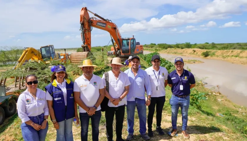 La maquinaria trabaja en el Arroyo Chemeraín y la ribera del río Tapia, Uribia. El director de la UNGRD, Olmedo López estuvo en la zona