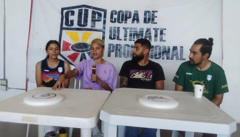 María Fernanda Galindo, Manuela Cárdenas, Jonathan Cantor y Diego Afanador durante el lanzamiento del Juego de Estrellas del Ultimate. 