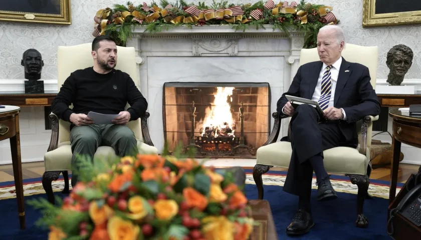 El presidente de EE.UU., Joe Biden (d), y el presidente ucraniano, Volodímir Zelenski (i), se reúnen en la Casa Blanca. 