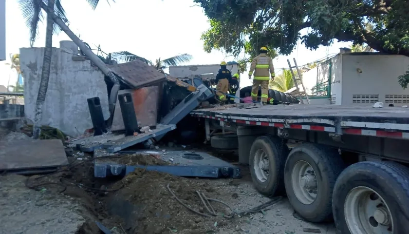 La tractomula perdió el control y embistió a un furgón.