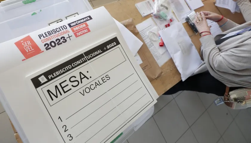 Fotografía de material para el plesbicito en el centro de votación en Chile