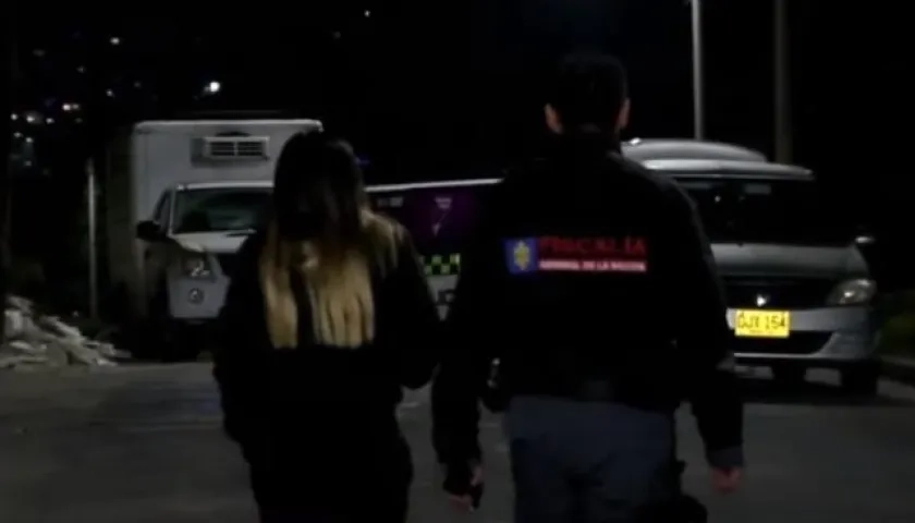 La Policía de Bogotá en el terreno baldío en el que fueron hallados los dos cuerpos.