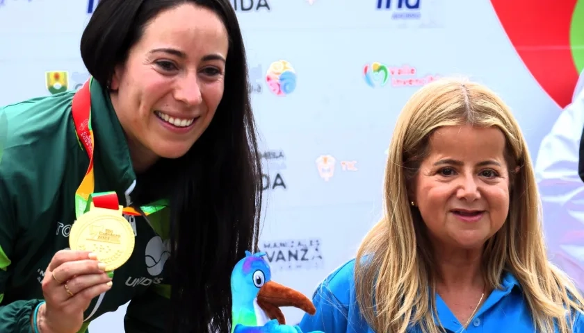 Mariana Pajón en los pasados Juegos Nacionales junto a la gobernadora del Atlántico, Elsa Noguera. 