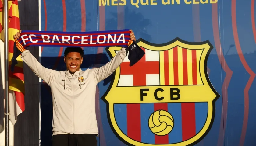 Vitor Roque posó frente al escudo de su nuevo club. 