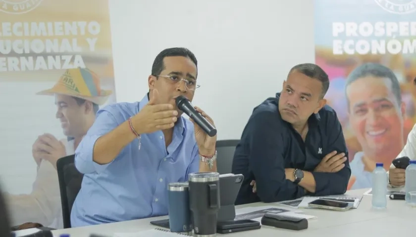 Gobernador de La Guajira, Jairo Alfonso Aguilar Deluque (izquierda).