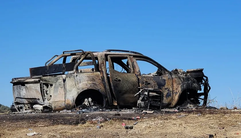 Un vehículo incinerado en medio de un ataque armado. 