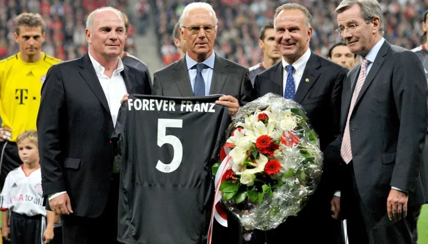 Karlheinz Rummennige y Franz Beckenbauer (izquierda).