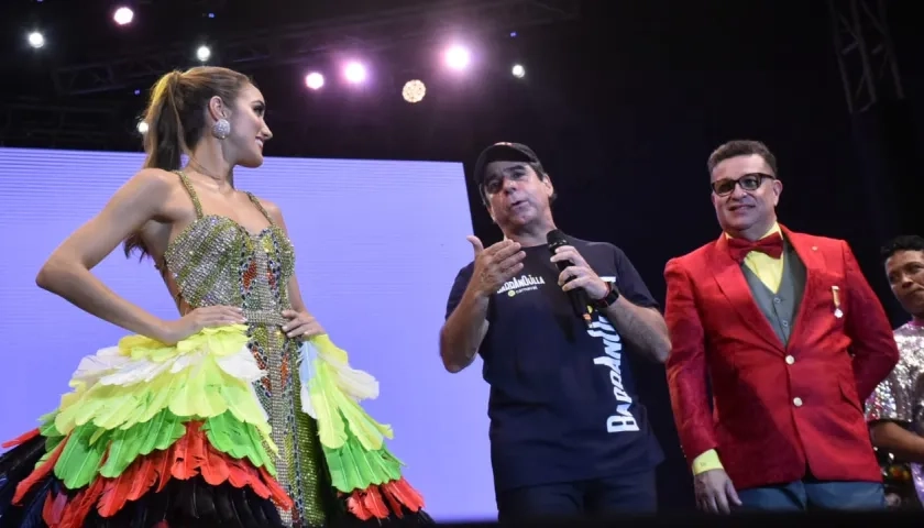 El alcalde Alex Char entre la reina Melissa Cure y el rey Momo Juventino Ojito, en la Lectura del Bando