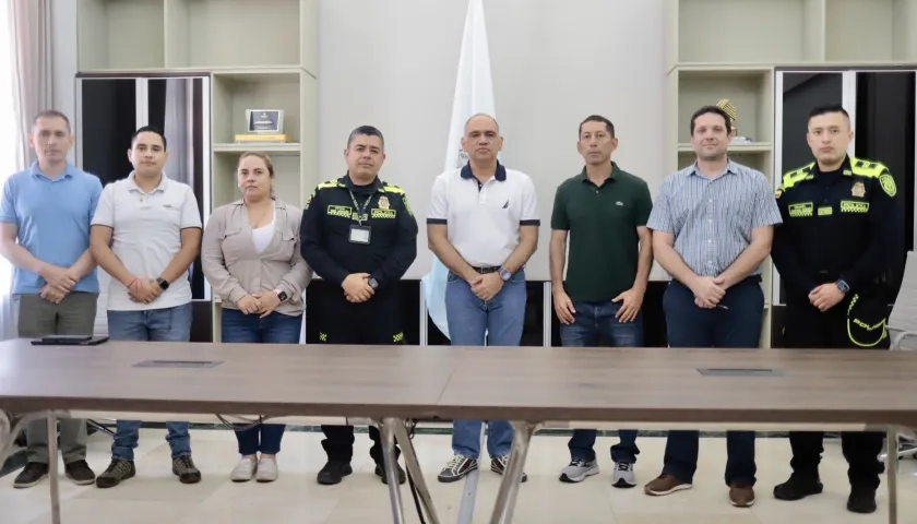 El alcalde Carlos Pinedo y el secretario de Gobierno, Camilo George, entre otros, en una reunión sobre seguridad