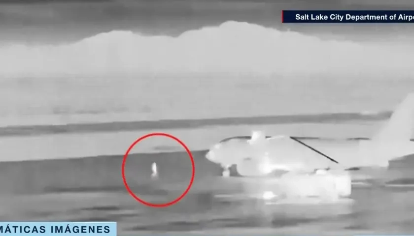 El pasajero corre hacia el avión en movimiento en el aeropuerto de Utah