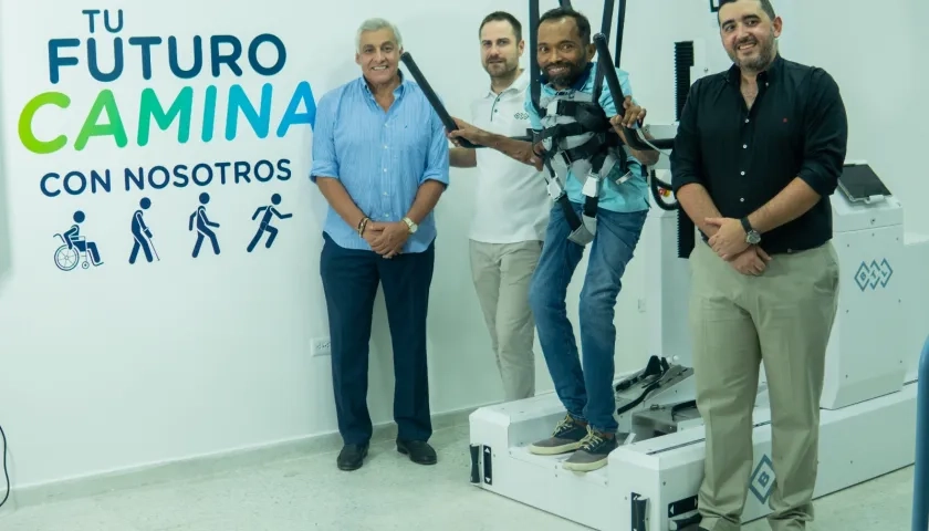Iván Reátiga, director científico de la Fundación Campbell, entre otros, en los ensayos del robot con uno de los pacientes