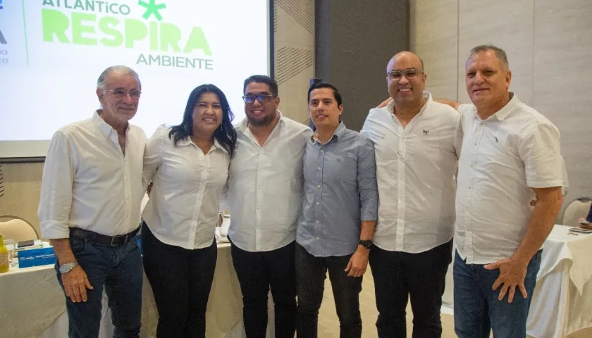 El gobernador Verano y el director de la CRA, Jesus León, con los 4 alcaldes elegidos