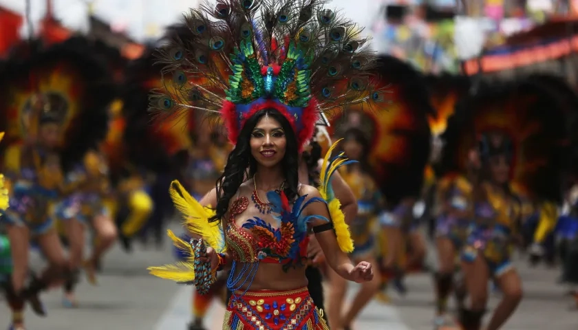 Una integrante de una comparsa baila la danza 'Tobas' hoy, durante un desfile del carnaval en Oruro (Bolivia). 