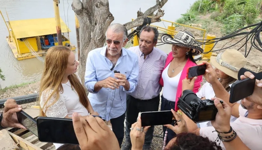 La diputada Alejandra Moreno; el gobernador Eduardo Verano; el gerente de Aresur, Ignacio Ballestas, y la alcaldesa de Manatí, Yaneris Acuña.