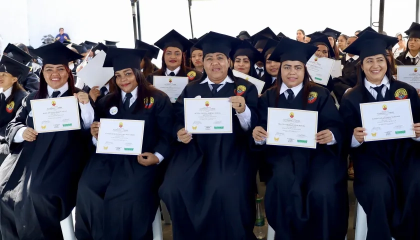 Internas y pospenadas de El Buen Pastor en su graduación.