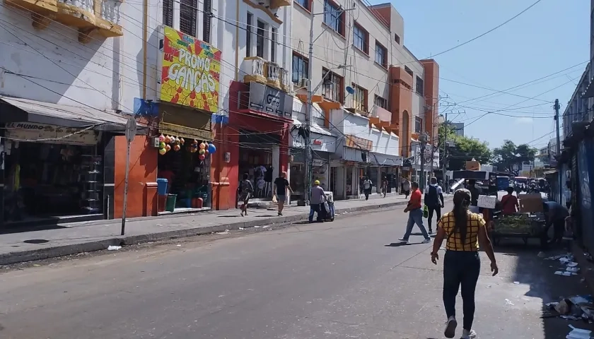 La carrera 43 entre calles 34 y 37 despejada este jueves, en la acera derecha