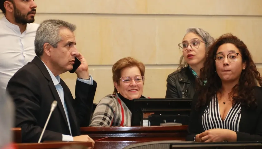 La MinTrabajo, Gloria Inés Ramírez, con el MinInterior, Luis Fernando Velasco, y la senadora Maria José Pizarro