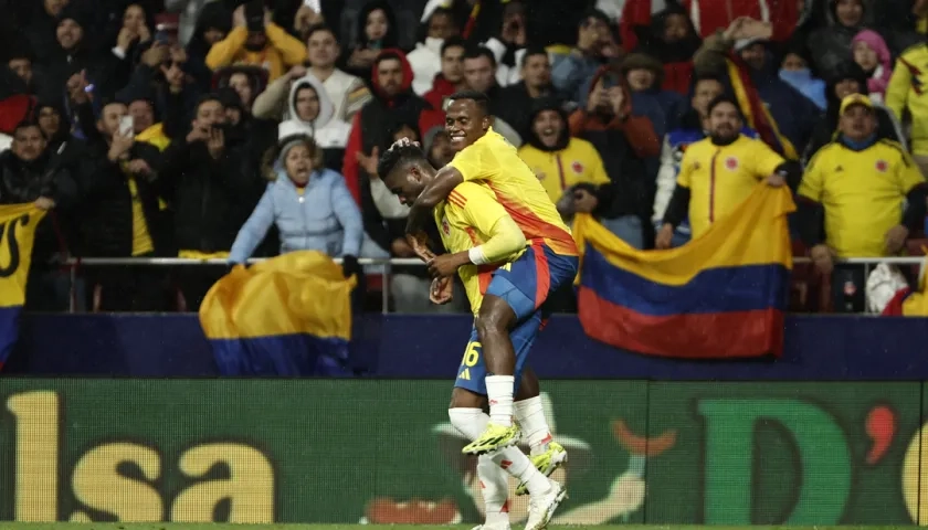 Jhon Arias celebra con Jefferson Lerma su gol contra Rumania. 