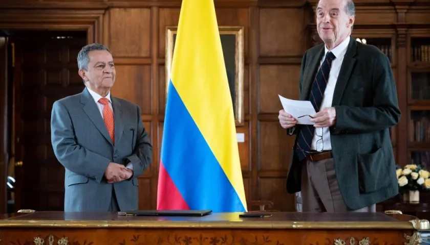 El exsecretario general de la Cancillería, José Antonio Salazar (izquierda).