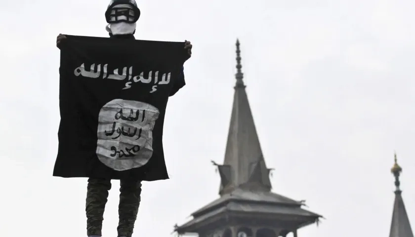 Hombre sostiene la bandera del Estado Islámico.