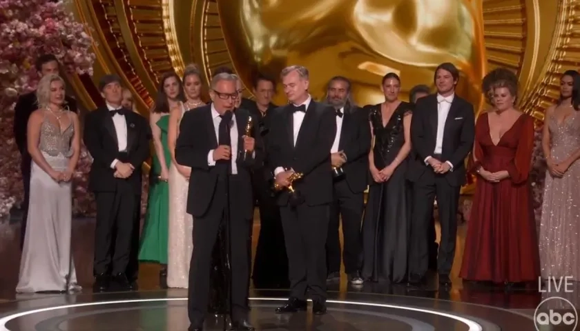 El elenco en pleno de 'Oppenheimer', gran triunfadora de la edición 96 de los Óscar