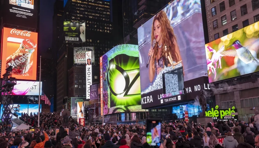 Miles llegaron para escuchar a Shakira en Times Square. 