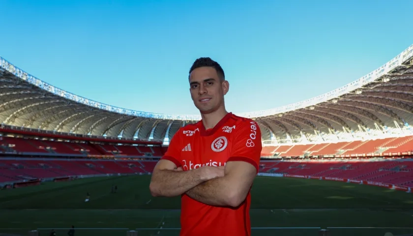 Rafael Santos Borré posando en el estadio Beira-Rio, la casa del Internacional de Porto Alegre. 