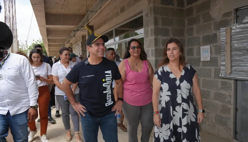 El alcalde Alex Char y la secretaria de Educación Paola Amar, en la inspección de obras a la IED Carrizal