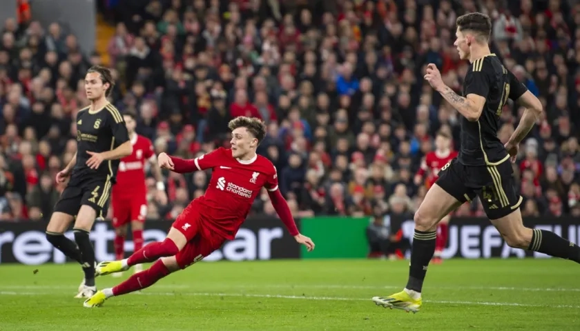 Bobby Clark marca el segundo gol del Liverpool. 
