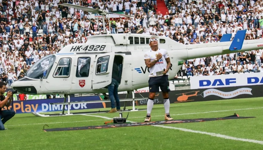 Dayro Moreno tras bajar del helicóptero que aterrizó en el gramado del estadio Palogrande. 