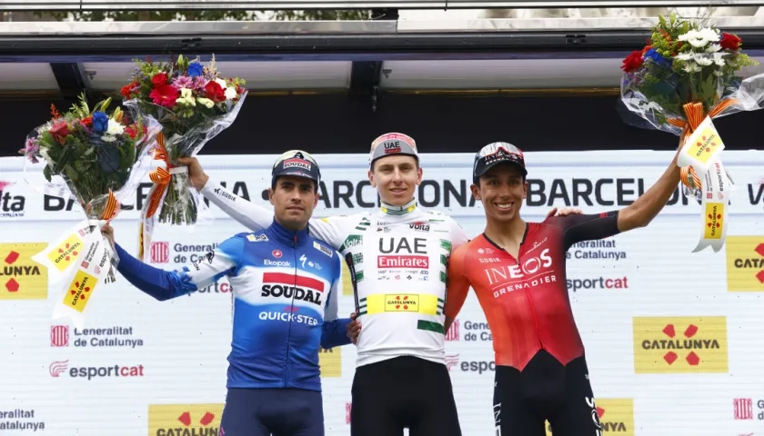 Egan Bernal en el podio de la Vuelta a Cataluña junto a Mikel Landa y Tadej Pogacar. 