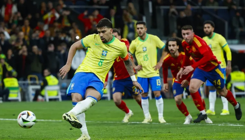 Lucas Paquetá, de penalti en tiempo de reposición, le dio el empate 3-3 a Brasil ante España.