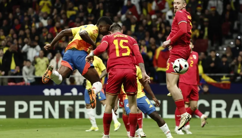 El cabezazo con el que Jhon Córdoba marcó el primer gol de Colombia contra Rumania.