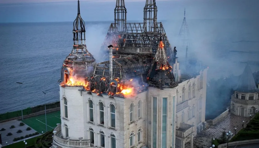 El castillo incendiado tras ser impactado por misiles. 