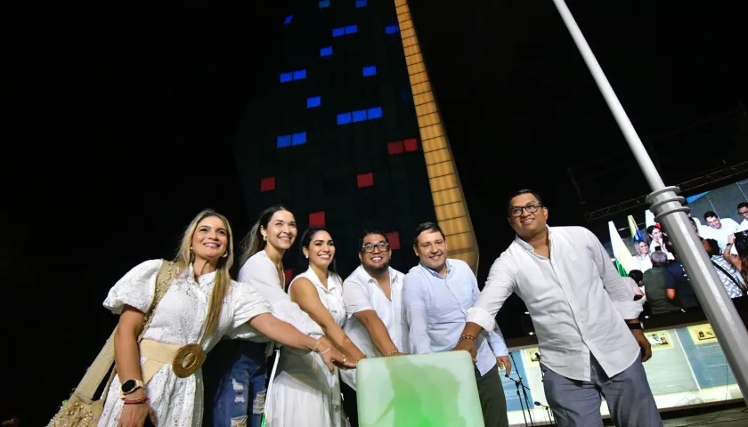 El MinTIC, Mauricio Lizcano, y el alcalde Plinio Cedeño, entre otros, en la zona WiFi de la Ventana de Sueños